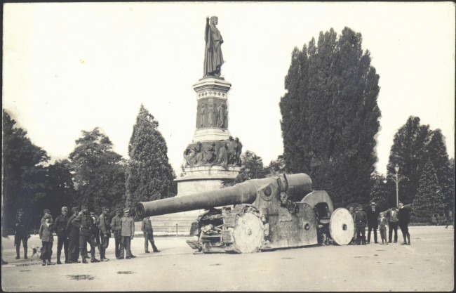Preda bellica italiana esposta davanti al monumento a Dante, 1916 (Fondazione Museo storico del Trentino)
